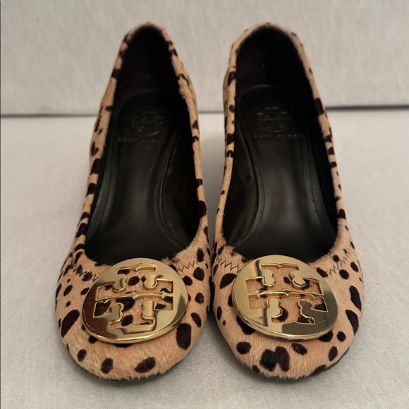 Tory Burch Calf Hair Leopard Wedge Pumps Gold-Tone Logo Women’s Size 6.5 - Picture 2 of 16
